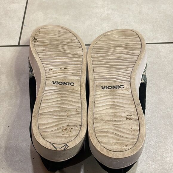 Vionic woman slip on tennis shoes. - Picture 12 of 16